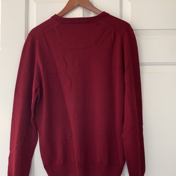Like New Men’s V Neck Sweater - Picture 5 of 5